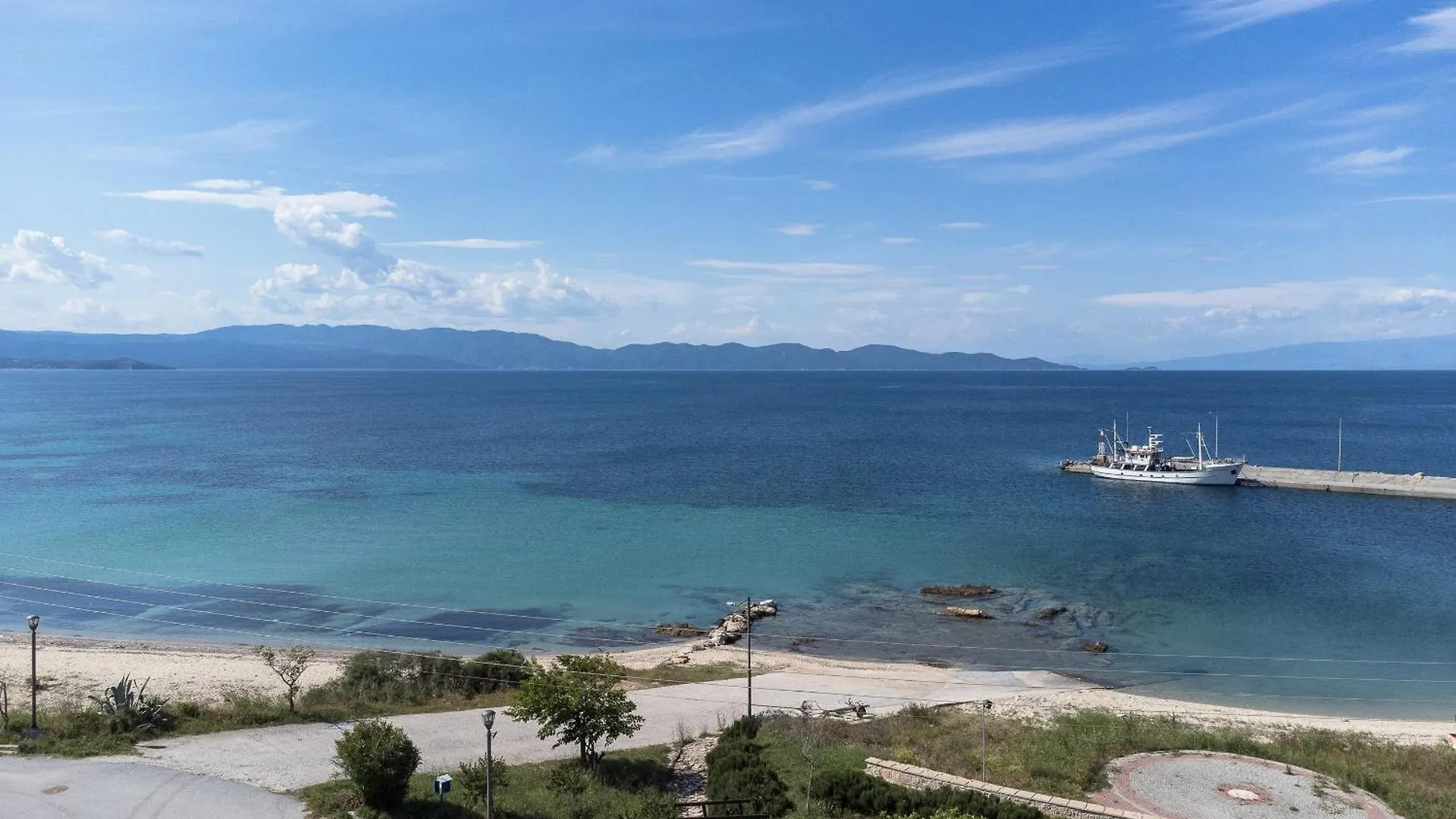 Blue Whisper Luxury Living Suites Nea Roda Hotel de apartamente