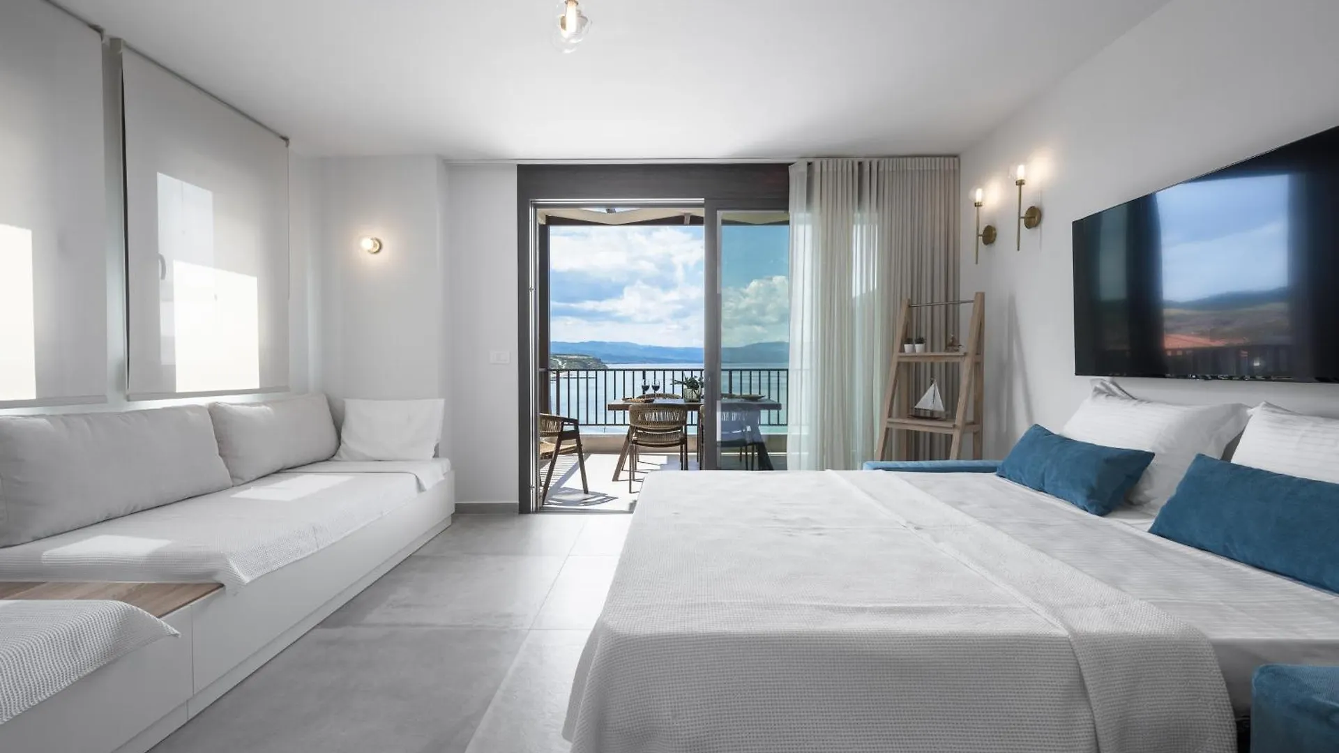 Blue Whisper Luxury Living Suites Nea Roda 0*,