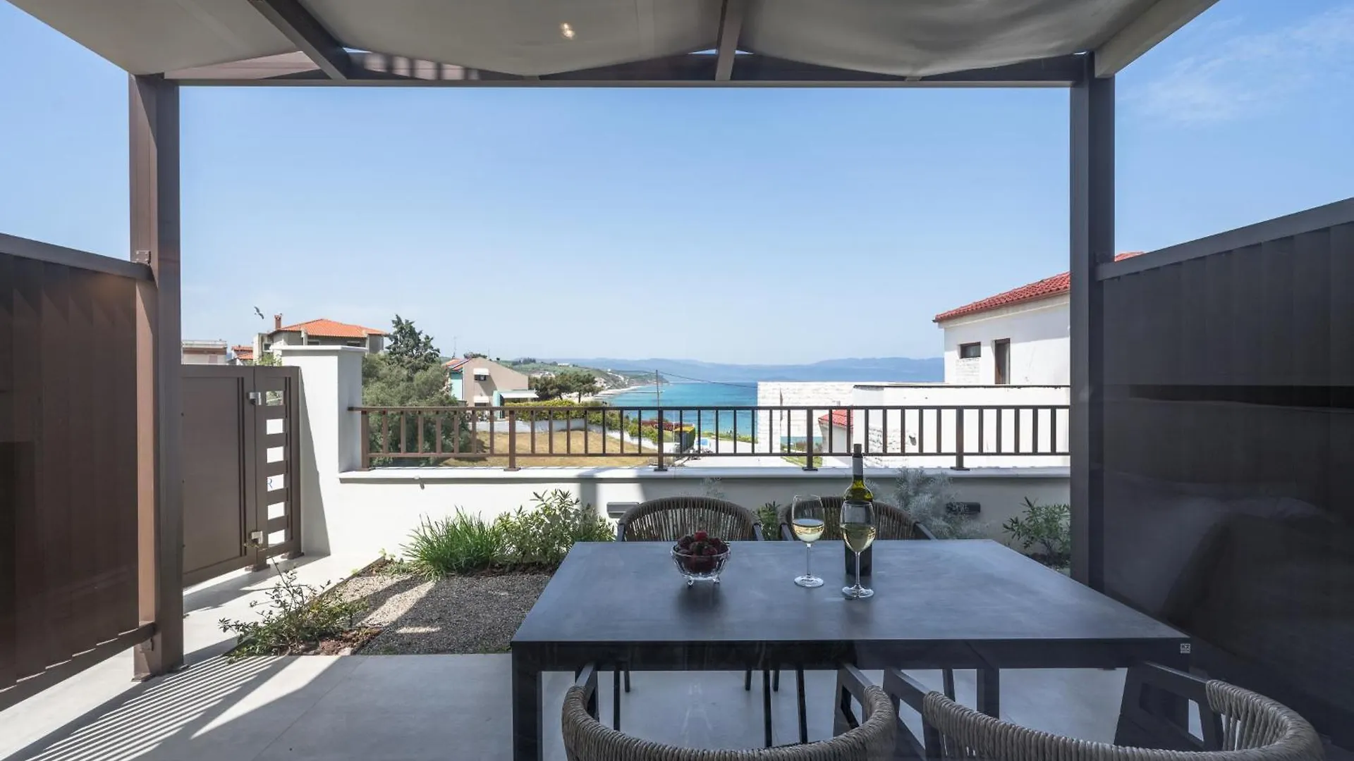 Blue Whisper Luxury Living Suites Nea Roda Hotel de apartamente