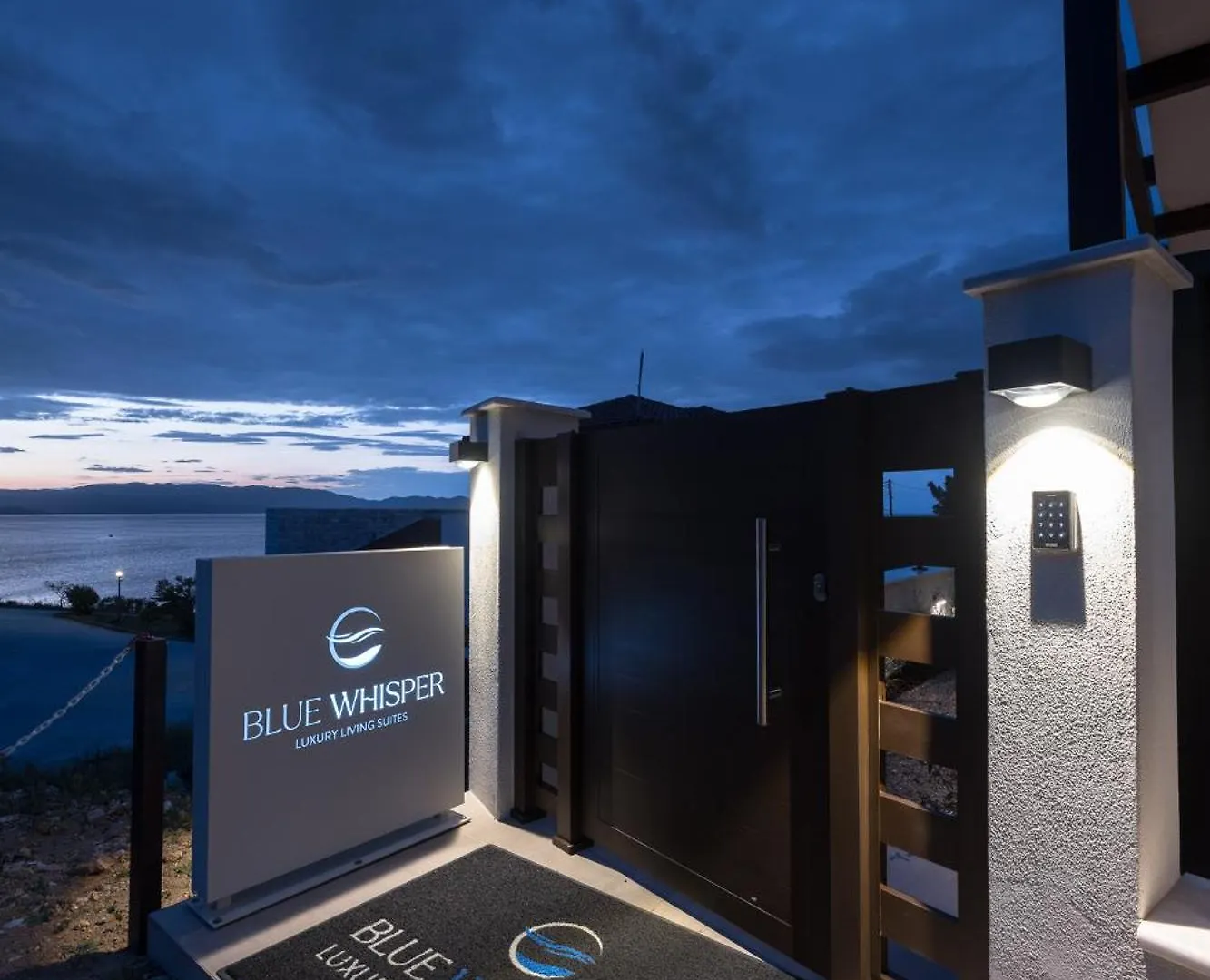 Blue Whisper Luxury Living Suites Nea Roda Aparthotel