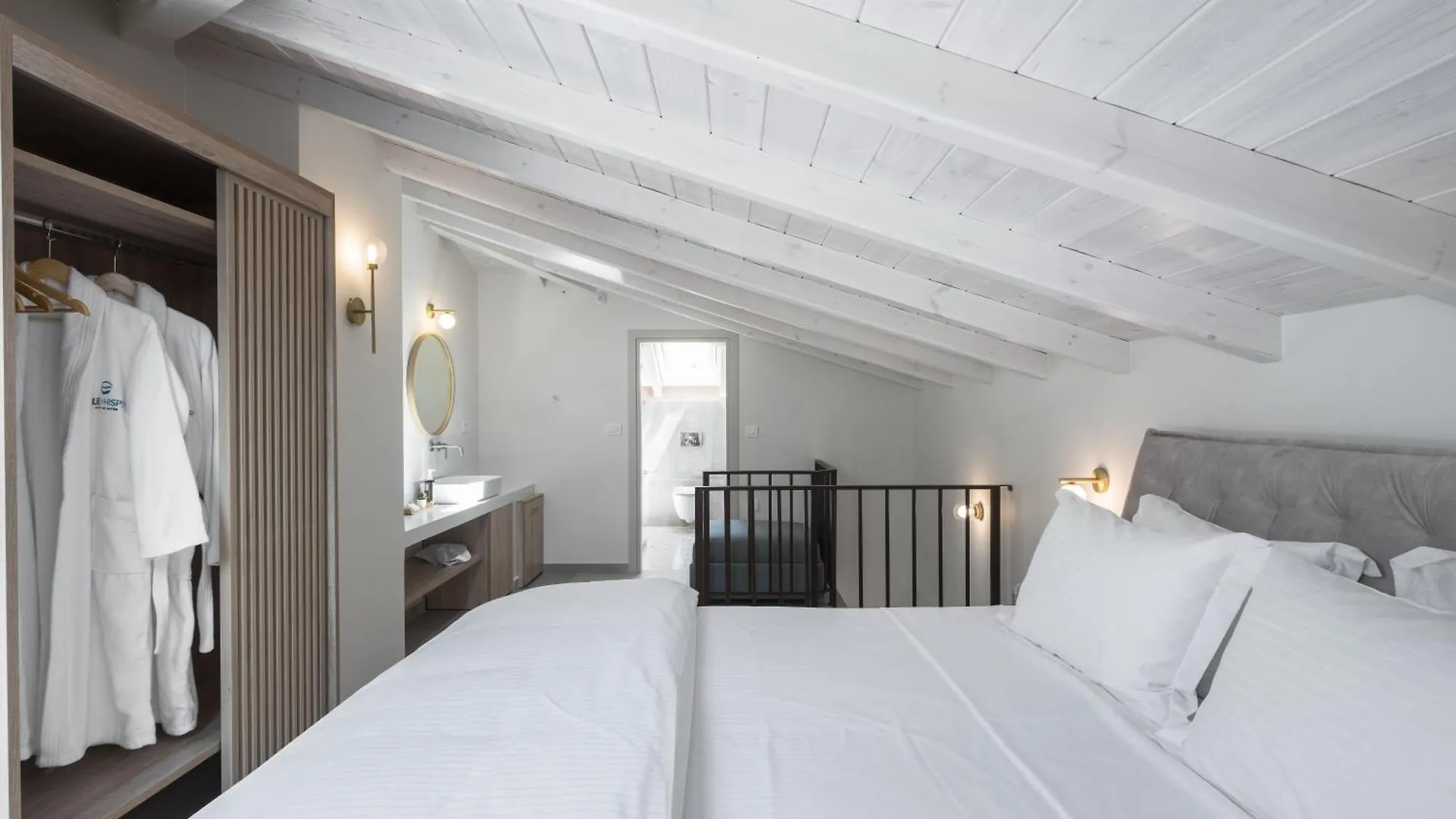 Blue Whisper Luxury Living Suites Nea Roda Aparthotel