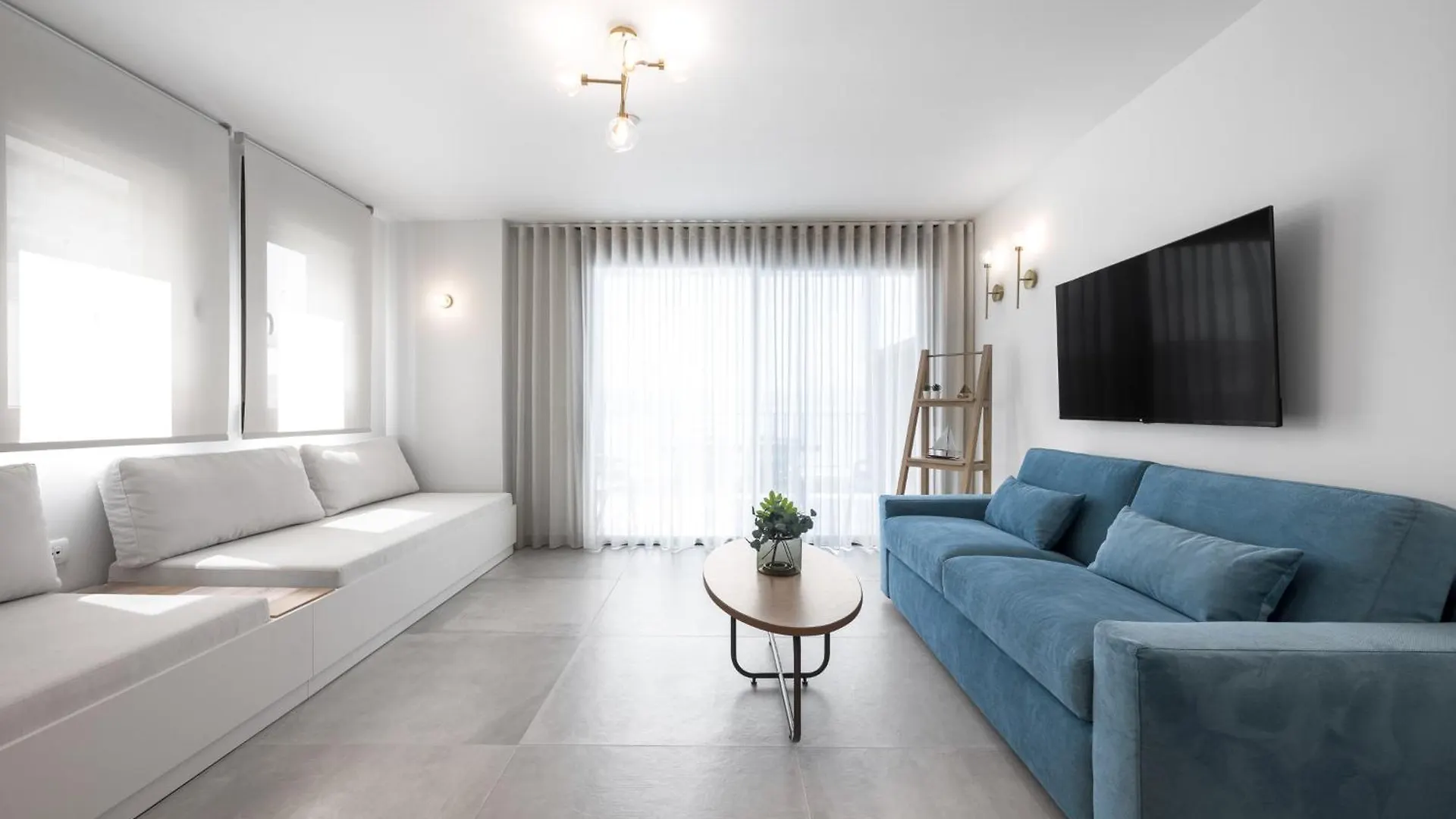 Blue Whisper Luxury Living Suites Nea Roda Aparthotel