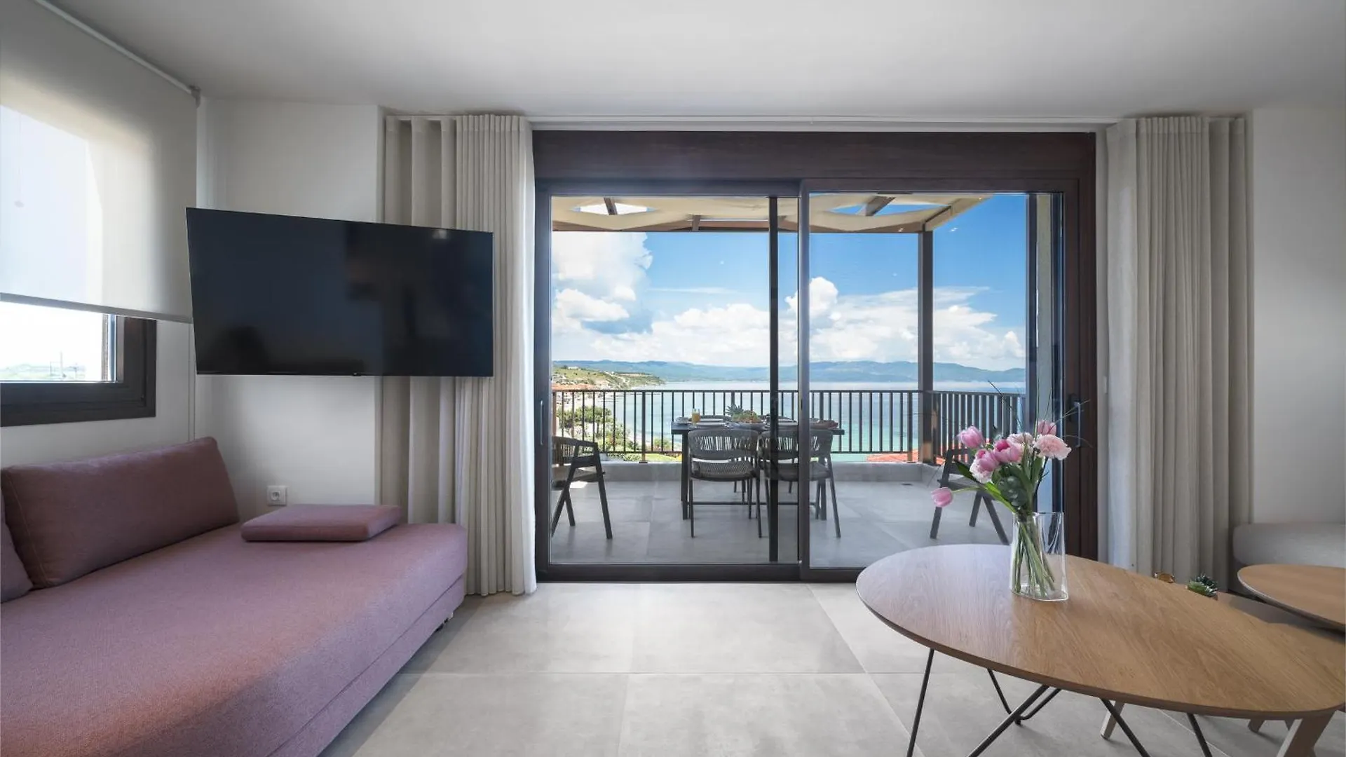 Aparthotel Blue Whisper Luxury Living Suites Nea Roda Greece