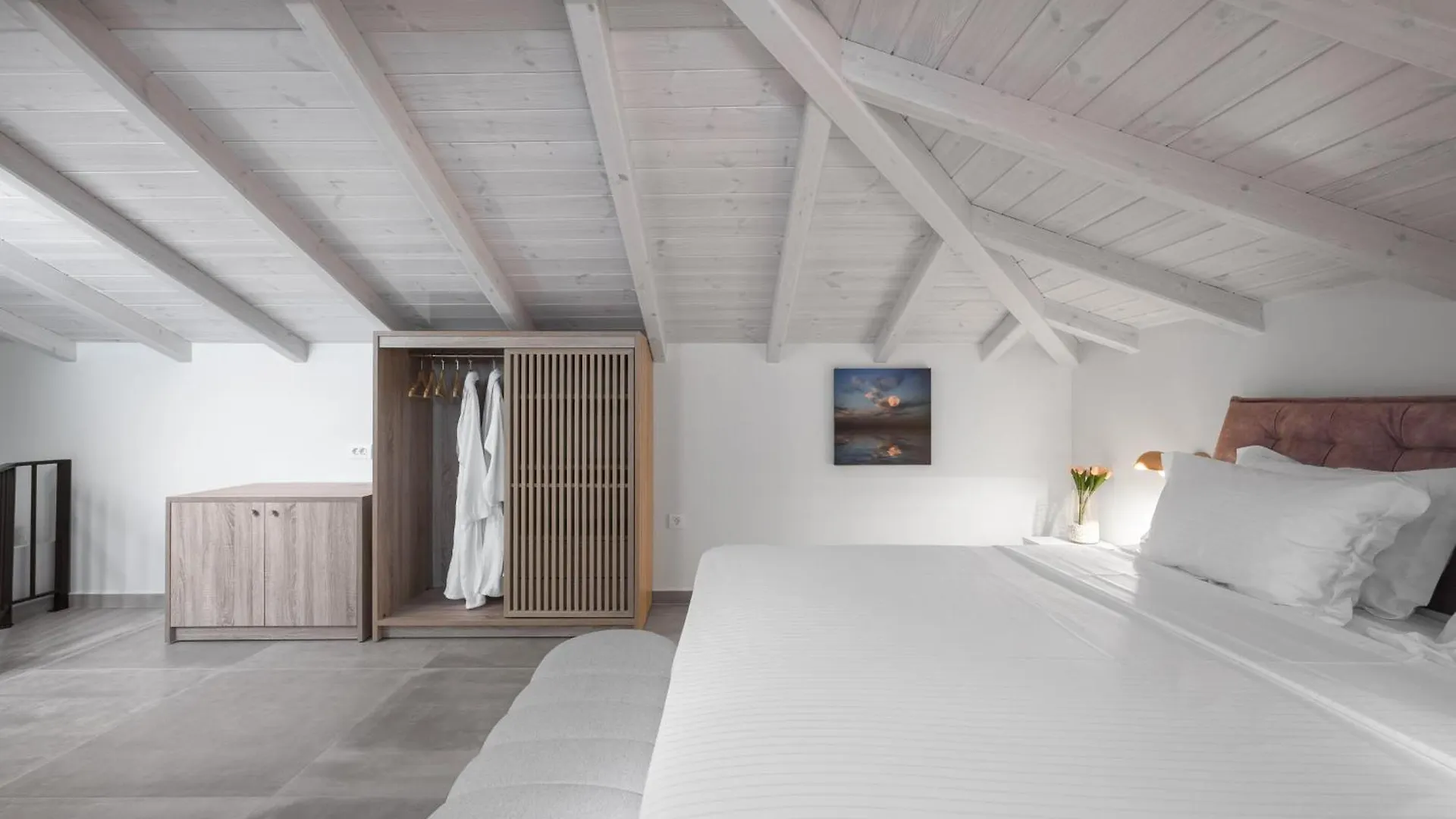 Blue Whisper Luxury Living Suites Nea Roda Aparthotel