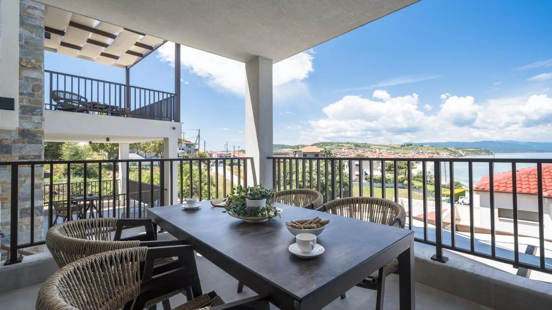 Blue Whisper Luxury Living Suites Nea Roda Aparthotel