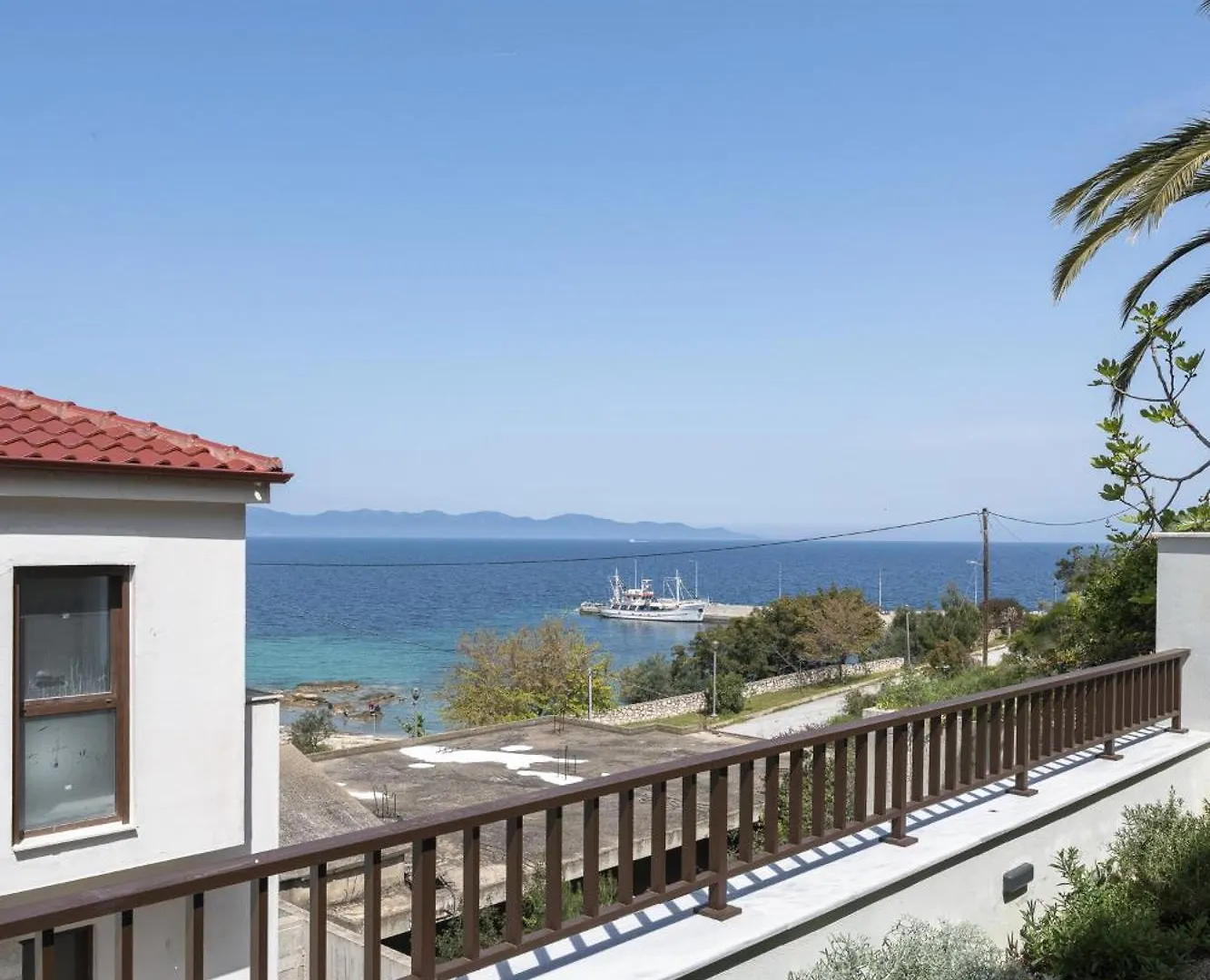 Blue Whisper Luxury Living Suites Nea Roda Aparthotel